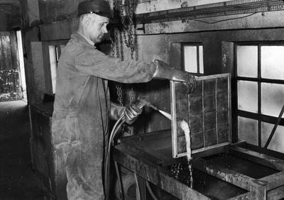 153529 Afbeelding van werkzaamheden aan de luchtververversingsapparaten van treinstellen in de lijnwerkplaats van de ...